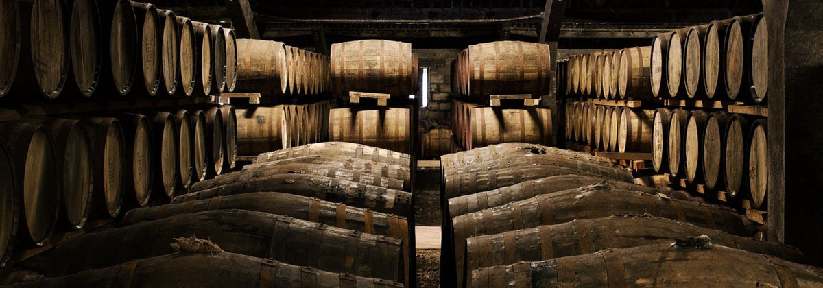 Armazém de maturação da The Dalmore em Alness, com fileiras de barricas de carvalho ao fundo